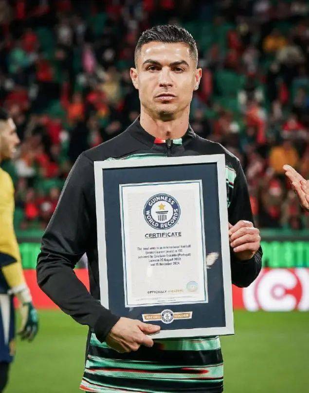 40岁C罗，射入第929球，现场获颁吉尼斯世界纪录证书