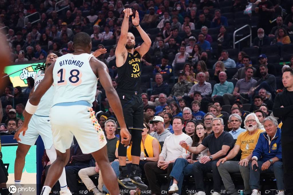 库里空砍30分巴恩斯压哨绝杀 马刺逆转击败勇士