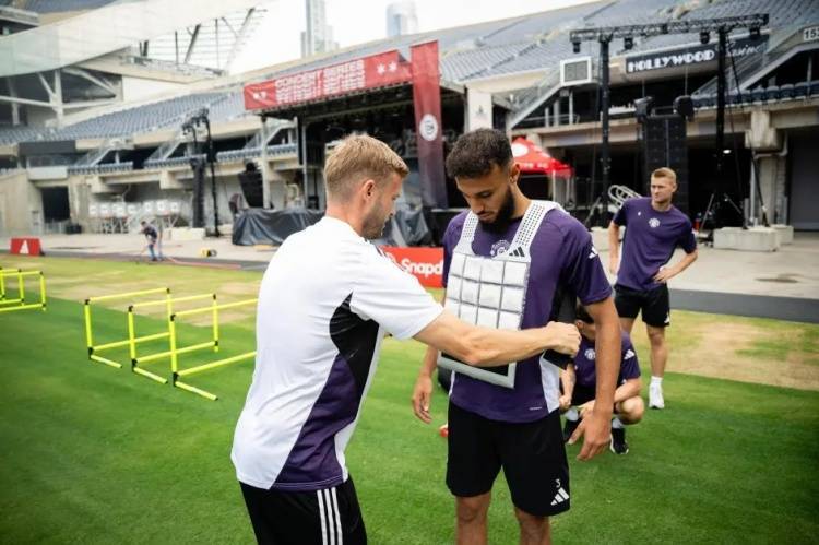 太阳报：曼联球员穿阿迪达斯研发的高科技夹克抵御美国高温